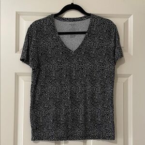 Nine West Black and White Patterned V-Neck Tee